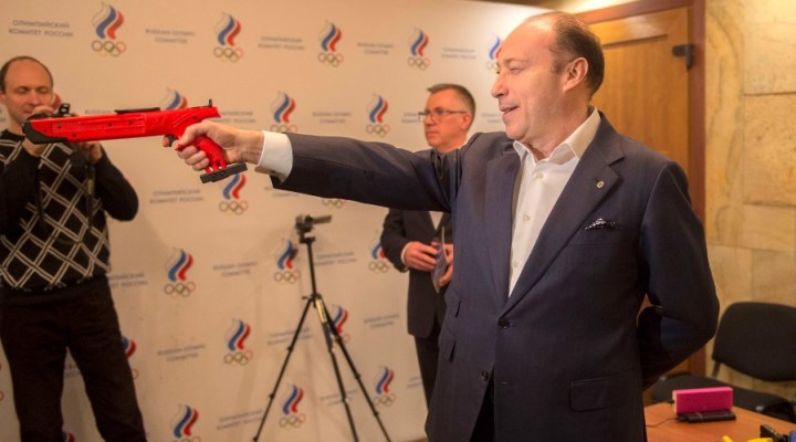 Вячеслав Аминов тестирует лазерное оружие Вячеслав Аминов тестирует лазерное оружие
