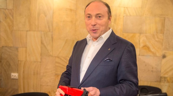 Вячеслав Аминов с пистолетом Вячеслав Аминов с пистолетом
